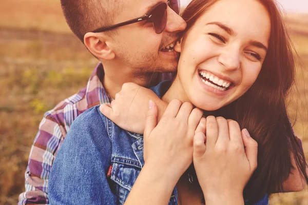 Genç güzel şık çift şehvetli manzara portresi ve