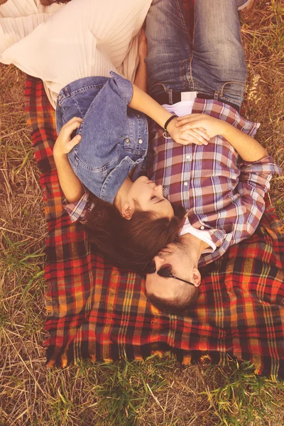 Paisaje retrato de joven hermosa pareja elegante sensual y — Foto de Stock