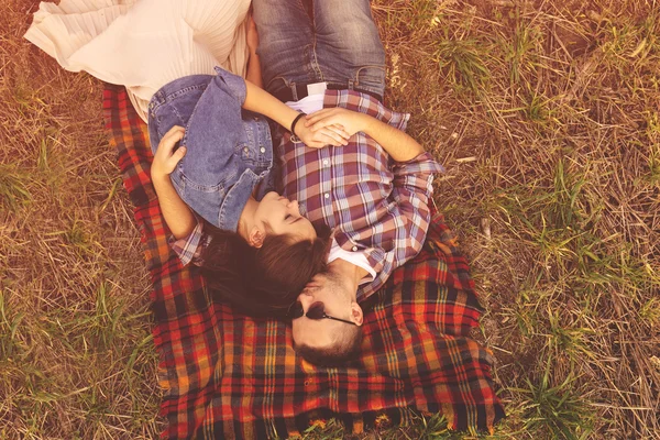 Paisaje retrato de joven hermosa pareja elegante sensual y — Foto de Stock