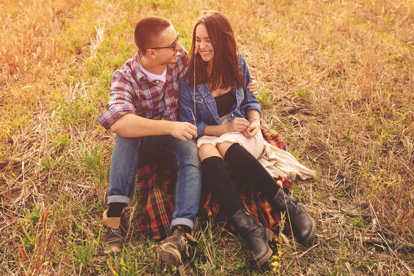 Genç güzel şık çift şehvetli manzara portresi ve