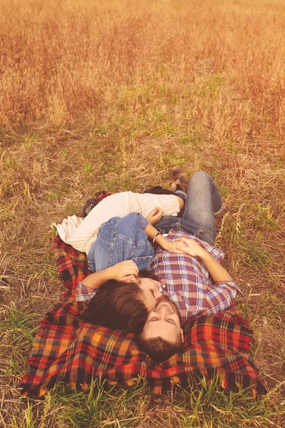 Paisaje retrato de joven hermosa pareja elegante sensual y —  Fotos de Stock