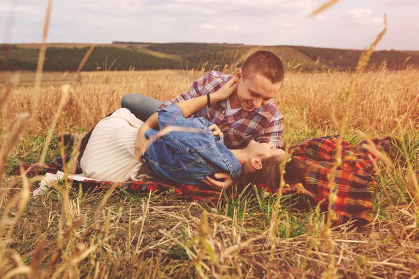 Paisaje retrato de joven hermosa pareja elegante sensual y — Foto de Stock