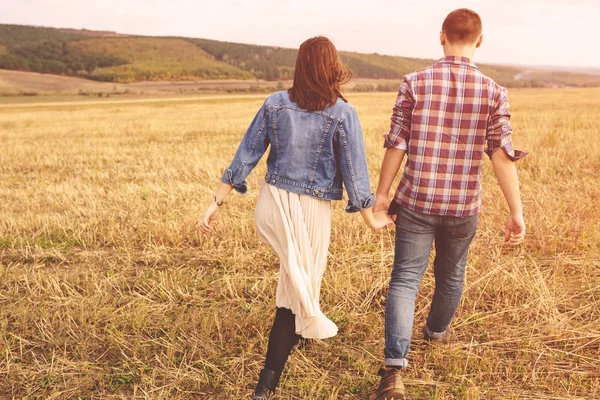 Paisaje retrato de joven hermosa pareja elegante sensual y —  Fotos de Stock