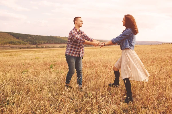 Paisaje retrato de joven hermosa pareja elegante sensual y —  Fotos de Stock