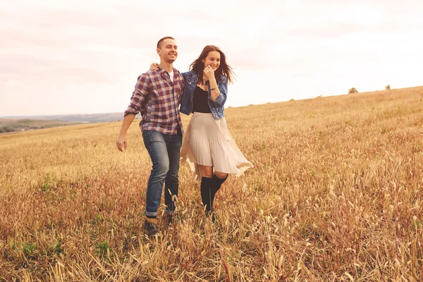 Paisaje retrato de joven hermosa pareja elegante sensual y —  Fotos de Stock