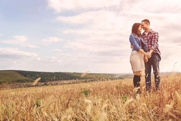 Paysage portrait de jeune beau couple élégant sensuel et — Photo