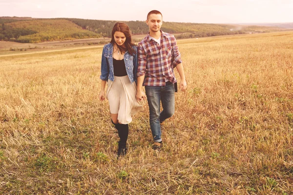 Genç güzel şık çift şehvetli manzara portresi ve