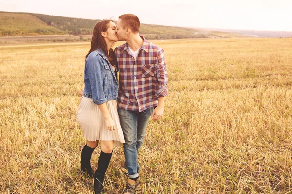 Retrato de paisagem de jovem belo casal elegante sensual e — Fotografia de Stock