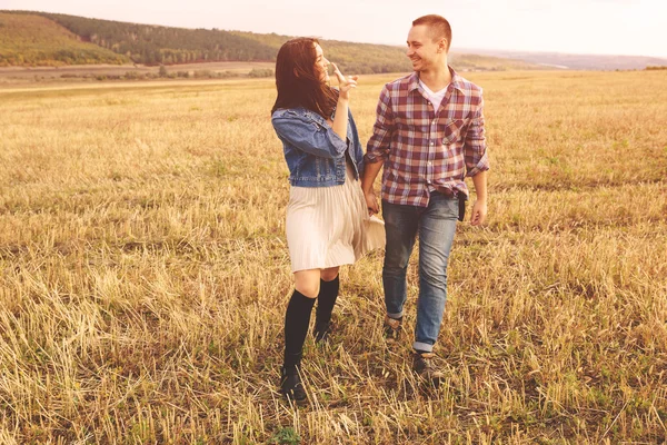 Genç güzel şık çift şehvetli manzara portresi ve