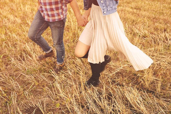 Retrato de paisagem de jovem belo casal elegante sensual e — Fotografia de Stock