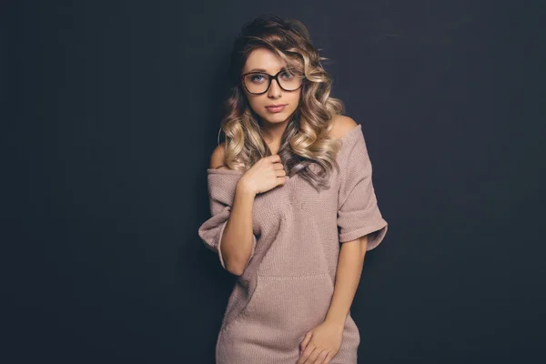 Retrato de uma jovem linda loira vestindo glasse na moda — Fotografia de Stock