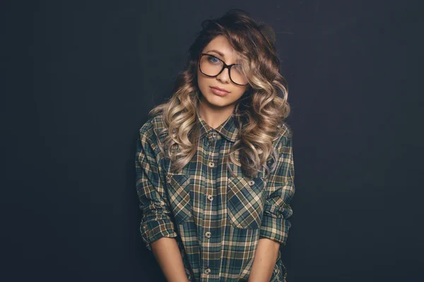 Porträtt av en ung vacker blond bär trendiga glasse — Stockfoto