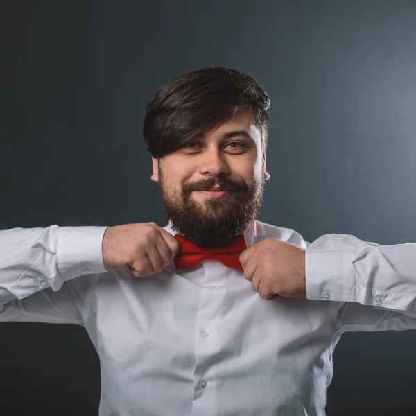 Guy dans une chemise blanche avec nœud papillon rouge — Photo