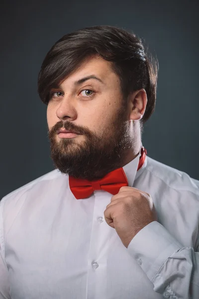 Chlap v bílé košili s červenou kravatou luk — Stock fotografie