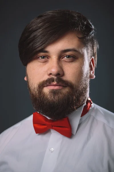 Chlap v bílé košili s červenou kravatou luk — Stock fotografie