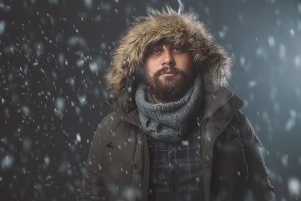 Schöner Mann im Schneesturm — Stockfoto