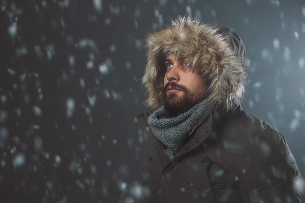 Schöner Mann im Schneesturm — Stockfoto