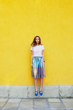 Alışılmadık bir etekle çekici kız