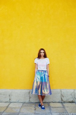 Alışılmadık bir etekle çekici kız