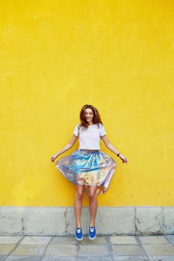 Alışılmadık bir etekle çekici kız