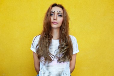 Alışılmadık bir etekle çekici kız