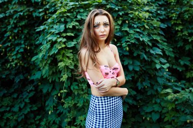 alışılmadık bir makyaj ile kız