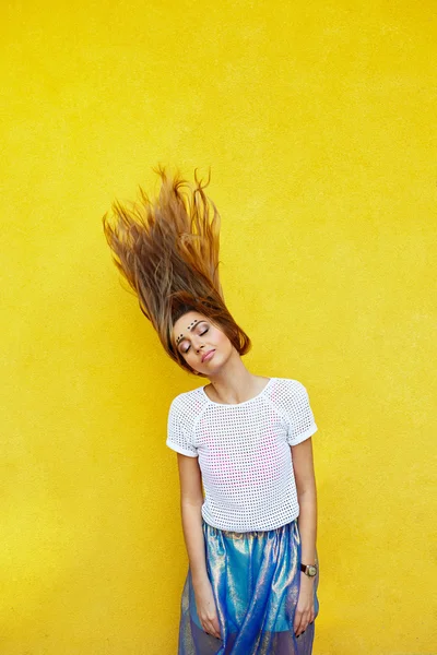 Aantrekkelijk meisje in een ongewone rok — Stockfoto
