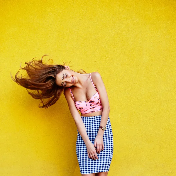 Alışılmadık bir etekle çekici kız