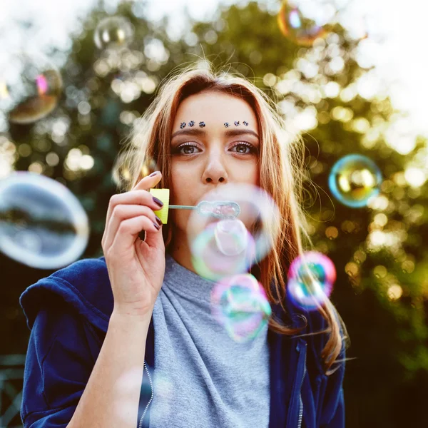 Jovem mulher retrato soprando bolhas de sabão — Fotografia de Stock