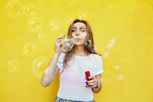 Mujer joven retrato soplado pompas de jabón —  Fotos de Stock