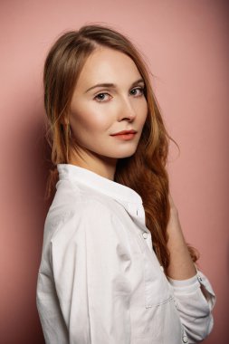 Çekici kız portre Beyaz gömlekli