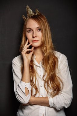 Başında bir taç ile beyaz bir gömlek çekici kız