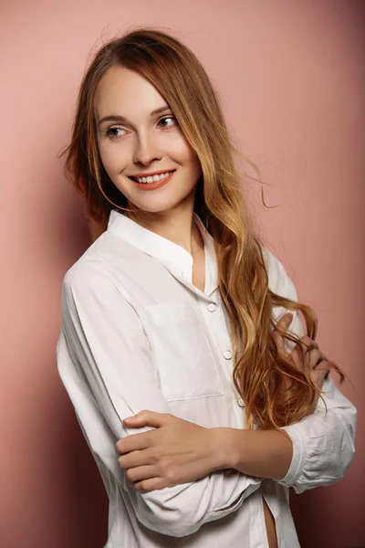Atraktivní dívka portrét v bílé košili — Stock fotografie