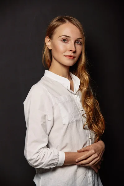 Atractivo retrato de niña en una camisa blanca — Foto de Stock