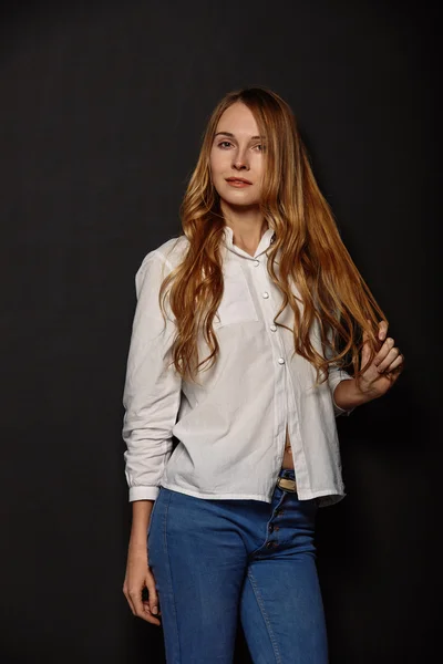 Aantrekkelijk meisje portret in een wit overhemd — Stockfoto