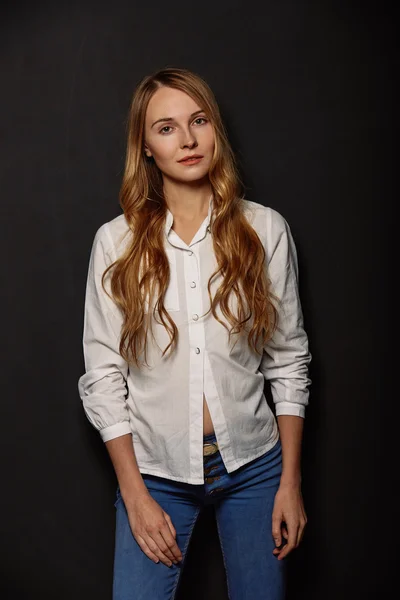 Aantrekkelijk meisje portret in een wit overhemd — Stockfoto