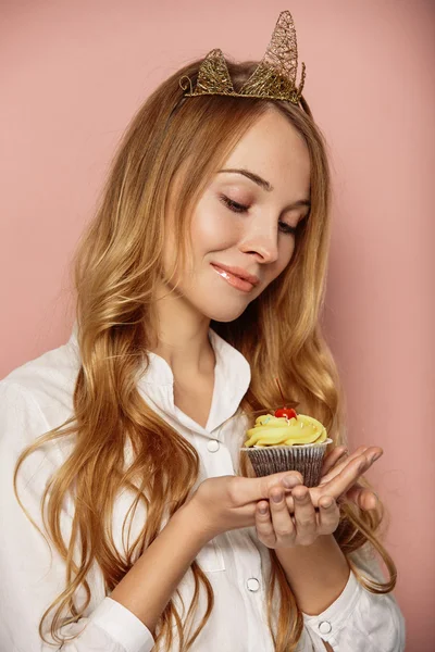 Attraktives Mädchen mit Krone und Cupcake — Stockfoto