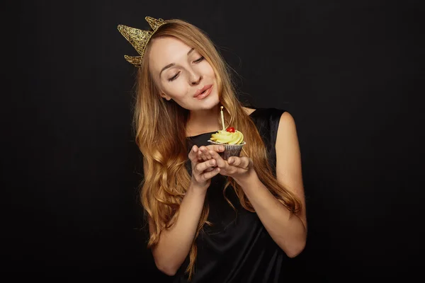 Attraktives Mädchen mit Krone und Cupcake — Stockfoto