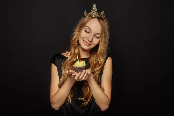 Ragazza attraente con una corona e cupcake — Foto Stock