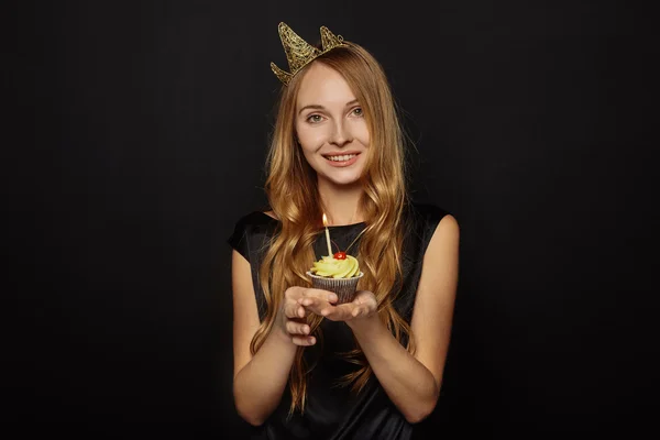 Fille attrayante avec une couronne et cupcake — Photo