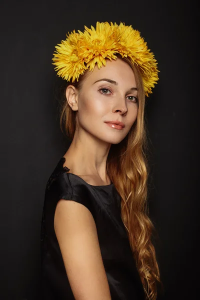 Fille attrayante avec une couronne sur la tête — Photo