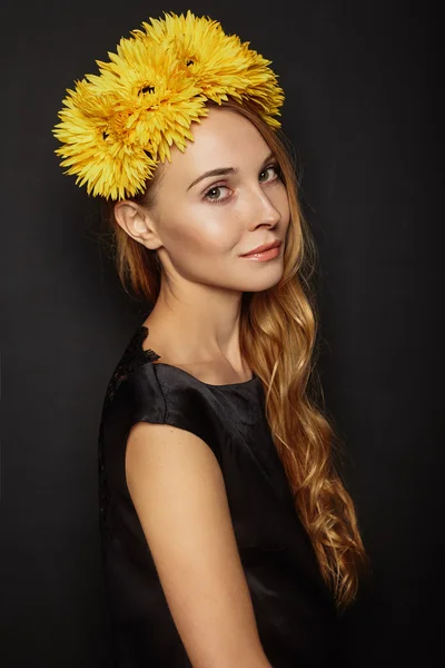 彼女の頭に花輪を捧げると魅力的な女の子 — ストック写真