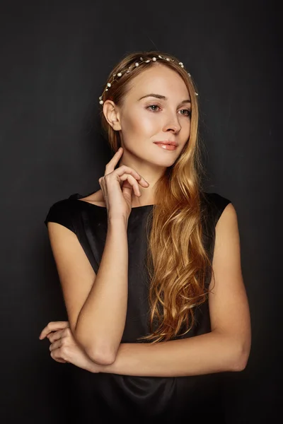 Aantrekkelijk meisje in een zwarte shirt — Stockfoto