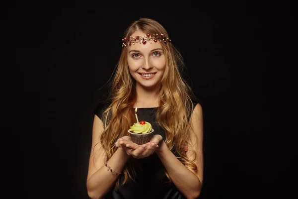 Ragazza attraente con una corona e cupcake — Foto Stock