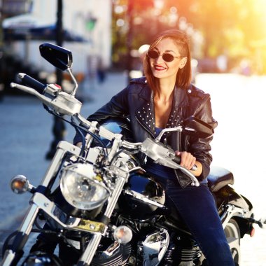 Motorcu kız bir motosiklet üzerinde bir deri ceketli