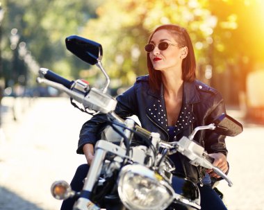 Motorcu kız bir motosiklet üzerinde bir deri ceketli
