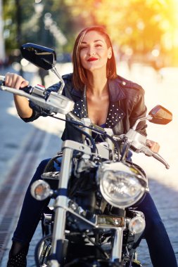Motorcu kız bir motosiklet üzerinde bir deri ceketli