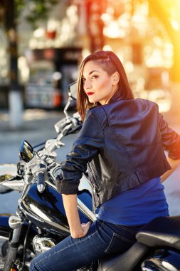 Motorcu kız bir motosiklet üzerinde bir deri ceketli