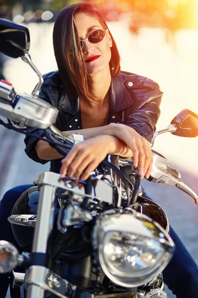 Chica motorista en una chaqueta de cuero en una motocicleta — Foto de Stock