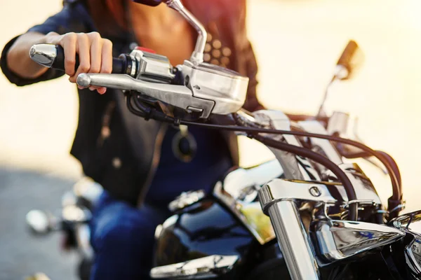 Motorcu kız bir motosiklet üzerinde bir deri ceketli — Stok fotoğraf